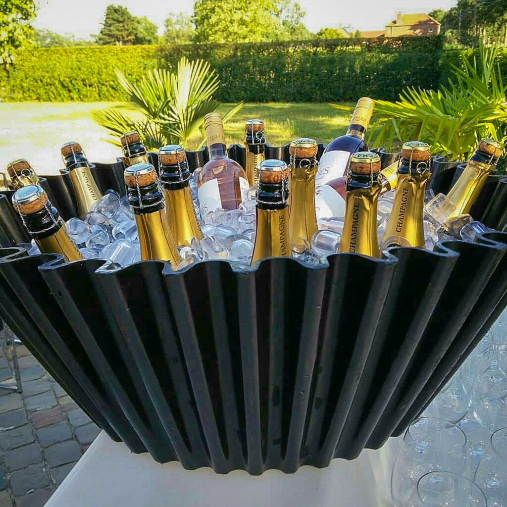 Champagneflessen gekoeld in een grote ijsbak op het buitenterras bij Feestlocatie Alegria