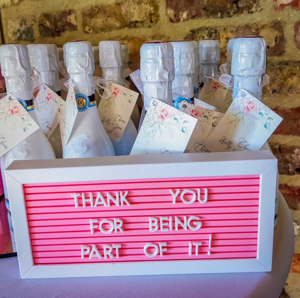 Bedankdoos met flesjes en kaartjes en roze letterbord Thank You For Being Part Of It bij Feestlocatie Alegria