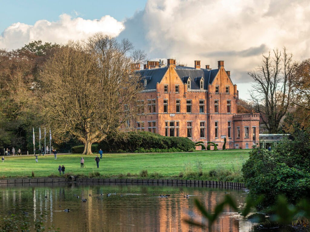 Kasteel Bulskampveld omgeven door groene tuin en vijver in Beernem nabij Feestlocatie Alegria